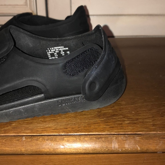 Nike Boy or Girl Black Rubber Pool Sandals Sz 3Y - Picture 2 of 4